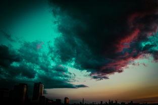 初綻的嗅覺(jué)風(fēng)暴——解密柑橘烏云香水前調(diào)中的清新果香與陰郁云層碰撞